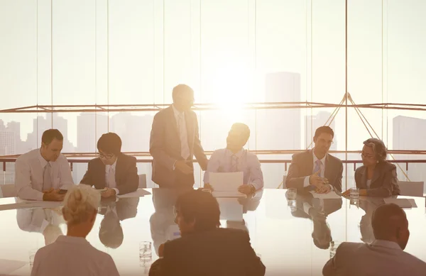 Деловые люди на корпоративной встрече — стоковое фото