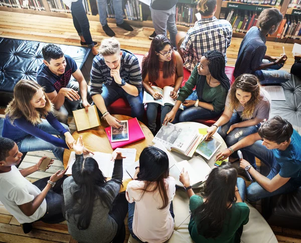 Estudiantes de diversidad que estudian juntos en la biblioteca — Foto de Stock