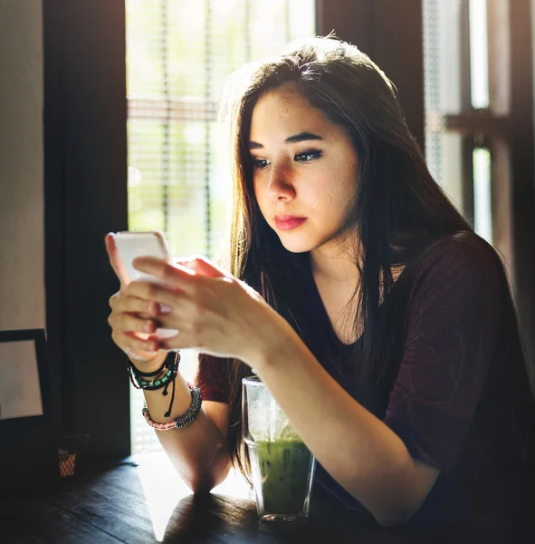 Kvinna som håller mobiltelefon — Stockfoto