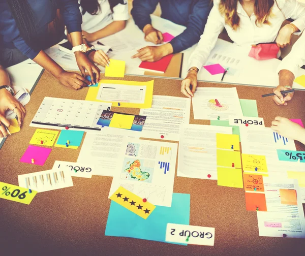 Grupo de estudiantes ideas de lluvia de ideas — Foto de Stock