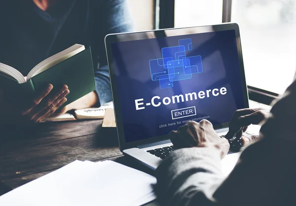 Üzletember használ Laptop, E-Commerce koncepció — Stock Fotó