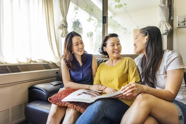 Madre e Hijas Adorables — Foto de Stock