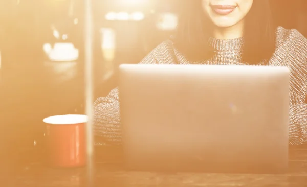 Frau tippt auf Laptop — Stockfoto