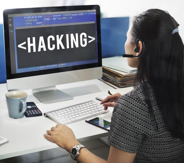 Бізнес-леді, що працює на комп'ютері з хакером — стокове фото
