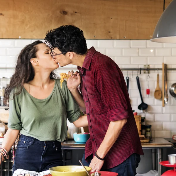 Retrato de casal feliz na cozinha — Fotografia de Stock