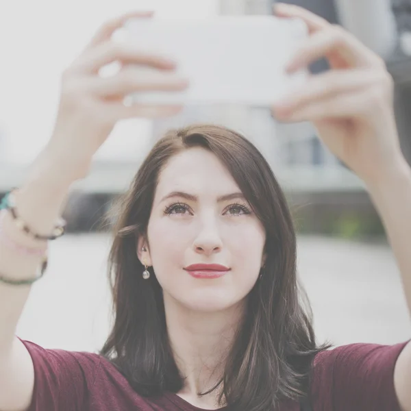 Ung kvinna med mobiltelefon — Stockfoto