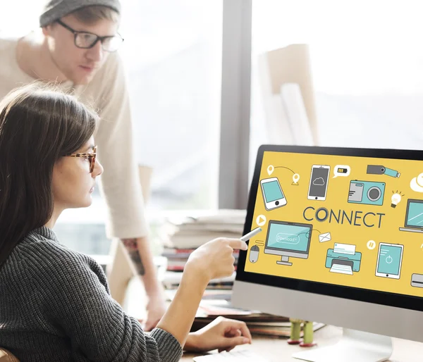 Mujer mostrando en monitor con conectar — Foto de Stock