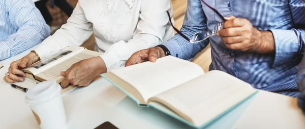 People reading books — Stock Photo, Image