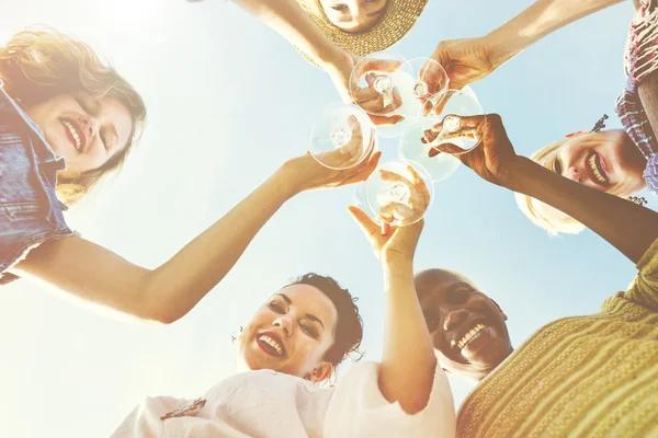 Amis heureux s'amusent à l'été — Photo