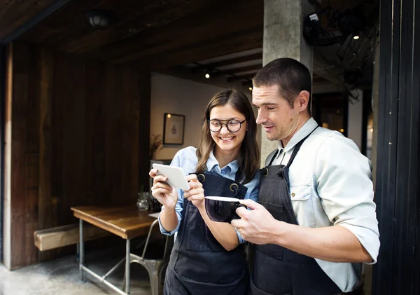 Partners praten bij koffie Shop — Stockfoto