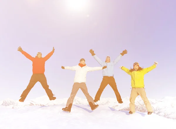 Сноубордисты на вершине горы — стоковое фото