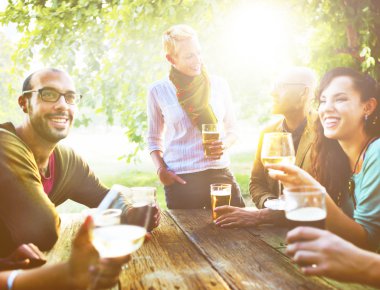 arkadaşlar birlikte kutluyor