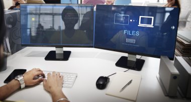 işadamı bilgisayarda dosyaları ile çalışma