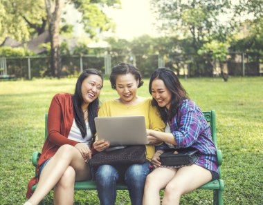  Anne ve çok güzel kızları