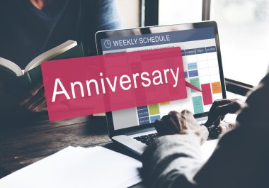 bilgisayarda çalışan adam