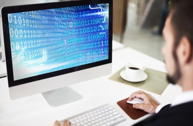 Bilgisayarda çalışan iş adamı