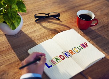 Liderlik kavramı ile çalışan adam