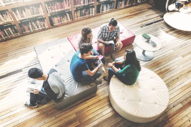 Öğrenciler kitap tartışıyor