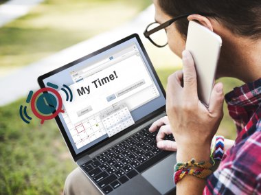 Dijital cihazlar kullanarak, dizüstü bilgisayarda internet sörf ve konuşan adam