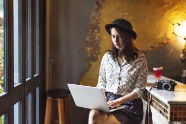 Restoranda ürpertici kız