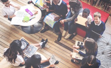 kadın öğretmen ders öğrenciler ile sahip