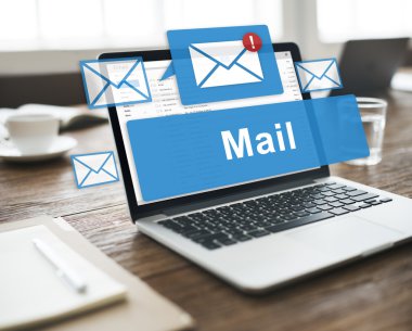 Ofis Masası üstünde laptop
