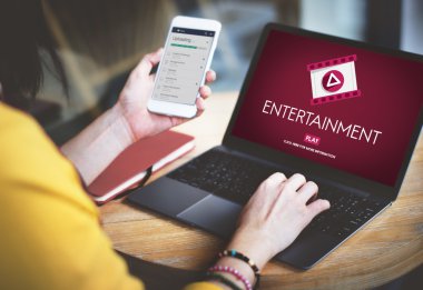 Dizüstü bilgisayarla çalışan kadın 