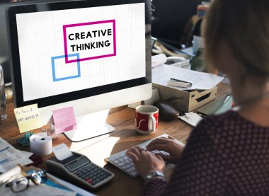 bilgisayar ile çalışan kadın