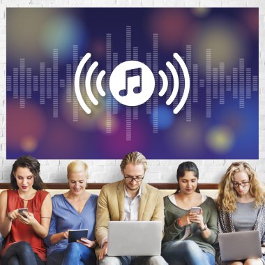 aygıtlar ve müzik ile insanlar oturup