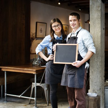Barista personel çalışma, blackboard tutan adam