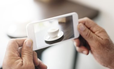 Fotoğraf üstünde hareket eden telefon