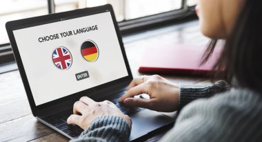 Seçin dil ile laptop yazarak kadın