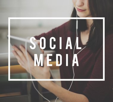 dijital tablet kullanan kadın