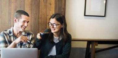 Kahve dükkanında konuşurken ortakları 