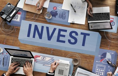 iş adamları iş başında elektronik cihazlar ile