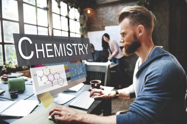 bilgisayarda çalışan adam