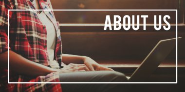 merdivenlerde dizüstü bilgisayar kullanan kadın 