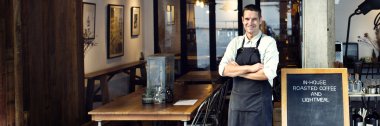 Yakışıklı Barista kahve dükkanında  