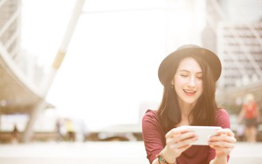 Cep telefonlu genç kadın.