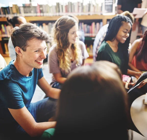 Compagni di classe in aula con lezione — Foto Stock