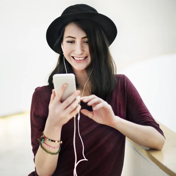 Jonge vrouw met mobiele telefoon — Stockfoto