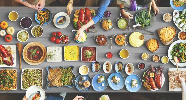 Amigos comiendo para la mesa grande — Foto de Stock