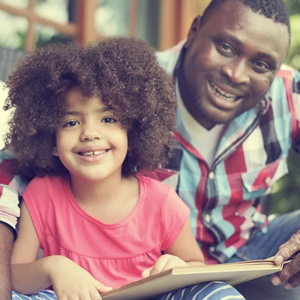 Padre feliz con hija pequeña — Foto de Stock