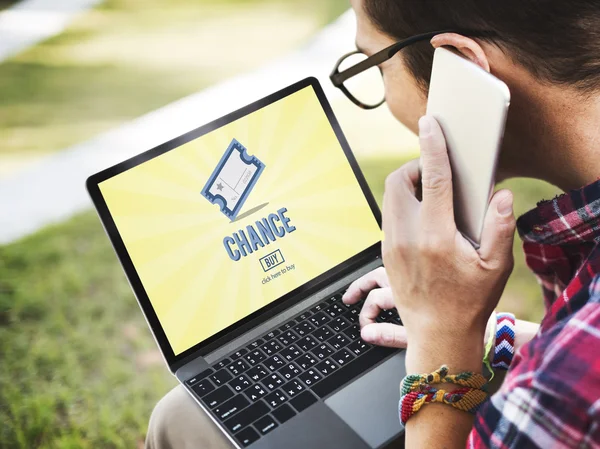 Man met behulp van digitale apparaten, surfen op het internet op laptop en spreken op de telefoon — Stockfoto