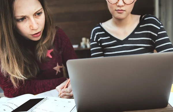 Mujeres estudiando juntas —  Fotos de Stock