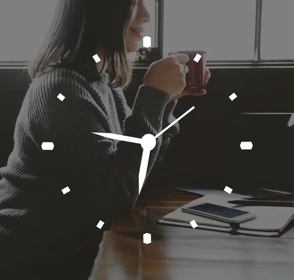 Femme buvant du café avec horloge — Photo