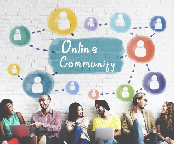 Diversidade amigos perto da parede com Comunidade Online — Fotografia de Stock
