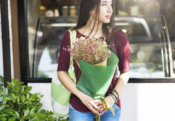 Fille solitaire avec bouquet de fleurs — Photo