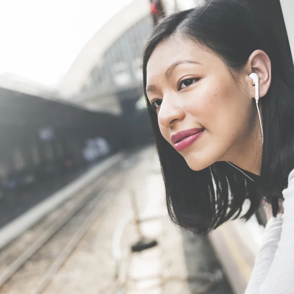 Hipster-Frau unterwegs — Stockfoto