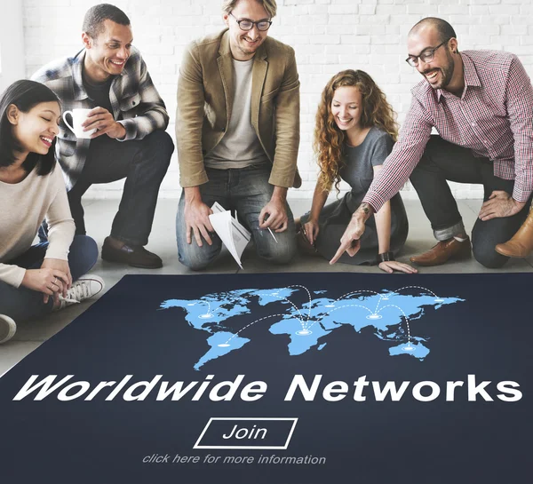 Formgivare som arbetar med affisch och världsomspännande nätverk — Stockfoto